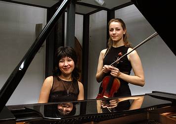 Gulnora Alimova (Klavier) und Jeanette Pitkevica (Violine) (Fotograf Schwetasch)